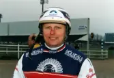 Åbytravet i Åby, Mölndal, under travloppet Olympiatravet, den 10 april 1999. Porträtt av travkusken Veijo Heiskanen.