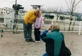 Åbytravet i Åby, Mölndal, under travloppet Olympiatravet, den 10 april 1999. En flicka blir fotograferad tillsammans med sportjournalisten Leif 