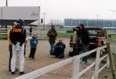 Åbytravet i Åby, Mölndal, under travloppet Olympiatravet, den 10 april 1999. En man filmar när sportjournalisten Leif 