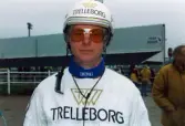 Åbytravet i Åby, Mölndal, under travloppet Olympiatravet, den 10 april 1999. Porträtt av en travkusk.