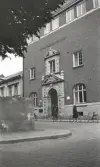 Kungliga Telegraf- och Posthuset uppfört 1913, vid Kungsgatan i Karlshamn, i hörnet mot Christoffer Schrödersgatan. 
Till vänster skymtar man kyrkogårdsmuren som omger Carl Gustafs kyrka.
