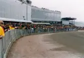 Byggnader och publik på Åbytravet i Åby, Mölndal, år 1998.