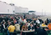 Publik som följer ett travlopp på Åbytravet i Åby, Mölndal, år 1998.