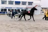 Ett travekipage vid Åbytravet i Åby, Mölndal, år 1998.