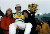 Skidskytten Magdalena Forsberg och friidrottaren Ludmila Engquist bär upp den segrande travkusken i samband med Olympiatravet på Åbytravet i Åby, Mölndal, år 1998. Till höger ses även sportjournalisten Leif 