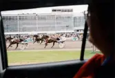 En man följer ett travlopp från en domarbil på Åbytravet i Åby, Mölndal, år 1998.