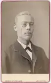 Porträtt på Evert Lidén Studentexamen i Jönköping år 1883. Sedemera professor vid Göteborgs högskola.