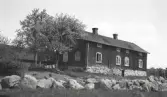 Per Henrik Lings födelsehem, den gamla prästgården i Södra Ljunga, före nedrivning, flyttning och kraftig omgestaltning.
Baksidan av prästgården. Till höger skymtar några manspersoner och ett barn.