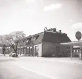 Boktryckare Davidssons fastighet, kv. Elden södra nr 6, Växjö.
Sydöstra hörnet med en bensinstation till höger.