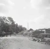 Boktryckare Davidssons fastighet, kv. Elden södra nr 6, Växjö.
Trol. bakgården. Man ser en häst med kärra och diverse brädstaplar m.m..