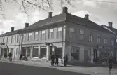 Malmqvists fastighet före restaurering 1943. 
Kvarteret Magnus Smek nr 2 och 3, Växjö, hörnet Kungsgatan/Sandgärdsgatan.