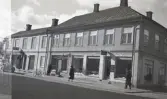 Malmqvists fastighet före restaurering 1943. 
Kvarteret Magnus Smek nr 2 och 3, Växjö, hörnet Kungsgatan/Sandgärdsgatan.