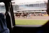 Travlopp på Åbytravet i Åby, Mölndal, år 1998. Vy genom rutan på en bil.