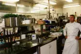 Köksmästare Peter Barske i restaurangköket på Åbytravet i Åby, Mölndal, år 1998.
