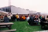 Publik som följer travloppet Olympiatravet på Åbytravet i Åby, Mölndal, den 10 april 1999.