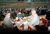 Två herrar som följer travtävlingarna från restaurangen på Åbytravet i Åby, Mölndal, i maj 1999.