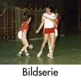 Serie om 11 fotografier som visar Mölndals Handbollsförening spela match i Mölndals idrottshus, år 1986. Motståndarlag och slutresultat är okända.