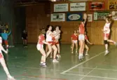 Mölndals Handbollsförening spelar match i Mölndals idrottshus, år 1986. Motståndarlag och slutresultat är okända.