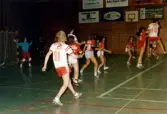 Mölndals Handbollsförening spelar match i Mölndals idrottshus, år 1986. Motståndarlag och slutresultat är okända.