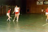 Mölndals Handbollsförening spelar match i Mölndals idrottshus, år 1986. Motståndarlag och slutresultat är okända.
