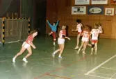 Mölndals Handbollsförening spelar match i Mölndals idrottshus, år 1986. Motståndarlag och slutresultat är okända.