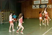 Mölndals Handbollsförening spelar match i Mölndals idrottshus, år 1986. Motståndarlag och slutresultat är okända.