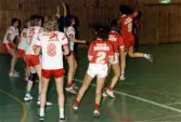 Mölndals Handbollsförening spelar match i Mölndals idrottshus, år 1986. Motståndarlag och slutresultat är okända.