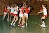 Mölndals Handbollsförening spelar match i Mölndals idrottshus, år 1986. Motståndarlag och slutresultat är okända.