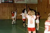 Mölndals Handbollsförening spelar match i Mölndals idrottshus, år 1986. Motståndarlag och slutresultat är okända.