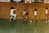 Mölndals Handbollsförening spelar match i Mölndals idrottshus, år 1986. Motståndarlag och slutresultat är okända.