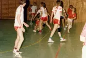 Mölndals Handbollsförening spelar match i Mölndals idrottshus, år 1986. Motståndarlag och slutresultat är okända.