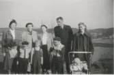 Familjeporträtt där alla står samlade vid Backegården cirka 1952.
Bakre rad från vänster: 1. troligtvis Gusta (Augusta) Johansson, Backen. 2. Ingegerd Johansson, Nygård. 3. Hulda Johansson, Backen. 4. Åke Johansson, Heljered. 5. Gördis Johansson, Heljered.
Främre rad från vänster: 1. Karl Ove Johansson, Heljered. 2. Lars Johansson, Nygård. 3. Jörgen Johansson, Heljered. 4. Mats Johansson, Heljered (baby i vagn).