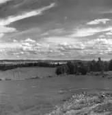 Vy från Lönneberg mot sydost med Rogberga kyrka i bakgrunden.