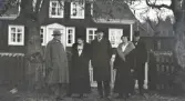 Landshövding August Beskow (i mitten) med fru på besök i Alsterfors, ca 1930-35.