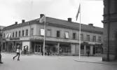 Den s.k. P.N. Perssons hörna i korsningen Kungsgatan/Storgatan, mot stortorget.
Till vänster ser man också Philip Carlssons herrekipering och till höger Wigéns hattaffär och skoaffären Oscaria.