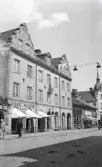 Vy längs Storgatan i Växjö (kv. Nunnan). Man ser bl a John Maurs möbelaffär och längre bort A. Anderssons Modeaffär och 
