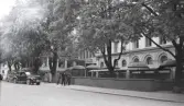Stadshotellet, Växjö. Den nya entrén och uteserveringen, den s.k. Lagerlunden utmed Kungsgatan, efter renoveringen 1941.
I bakgrunden skymtar man residenset, på andra sidan stortorget. 
.