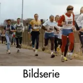 Serie om fyra fotografier som visar motionsloppet i löpning Mölndalsbroloppet i oktober 1985. Bilder av löpare vid Frölundagatan samt bild av den segrande duon på Bergmansgatan.