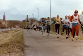 Motionsloppet i löpning Mölndalsbroloppet i oktober 1985. Här ses några av löparna vid Frölundagatan.