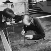 Bild tagen i samband med dendrokronologisk provtagning av Björkebåten. Del av båten där provbit kommer att tagas. Lars Lövstrand, Uppsala och Peder Mellander, Länsmuseet Gävleborg.