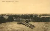 Kanonen på Påskberget. Den sista kanonen på fästningen som år 1897 såldes på offentlig auktion, köptes av skeppsmäklaren Gustaf Magnusson som sedan skänkte den till Varbergs stads plantering som 1898 placerade kanonen på Påskberget. En notering anger årtalet 1910 på vykortets baksida, men Amanda Söderberg lär inte ha startat sin fotoateljé i Varberg förrän 1911.