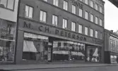 Östra Storgatan i Jönköping. 
M.Ch. Petersons affär m.m. före fastighetens renovering.