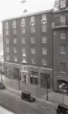 En bostads- och affärsfastighet i Stockholm i 1920-talsklassicism, med bl a Eric Ternströms inredningsbutik och Renaults bilaffär.