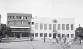Stora hotellet och det nya stadshuset i Nybro, 1935. Man håller på att stenlägga torget och lägga ner diverse ledningar.