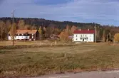 Vy över gård i Avholm.