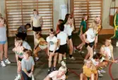Unga basketspelare i Kvarnby Basket. Fotografi taget i en gymnastiksal i Mölndal, år 1983.