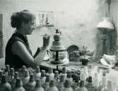 Konstnärinna Bonni Rehnqvist på Törngrens krukmakeri