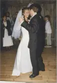 Bröllopsfoto från Långåker hembygdsgård i Kållered 1997. Bruden Anna (född Warvås) dansar med nyblivna make Jonas Persson (bytt till Axell). Första brudparet som höll sin fest i Hembygdsgården.