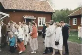 Bröllopsgäster som anländer till Långåker hembygdsgård i Kållered 1997. Anna (född Warvås) har gift sig denna dag.