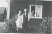 Selma (1887 - 1971) och Efraim Magnusson (1876 - 1960) poserar utanför sin bostad Apelgården 